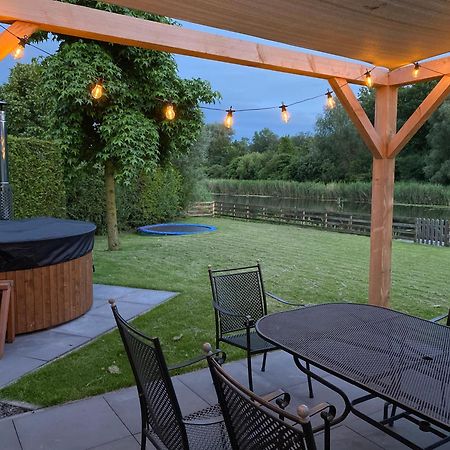 Villa Riverside Met Hottub, Eigen Aanlegsteiger, Zwemtrap, Trampoline En Kano'S زيفولد المظهر الخارجي الصورة