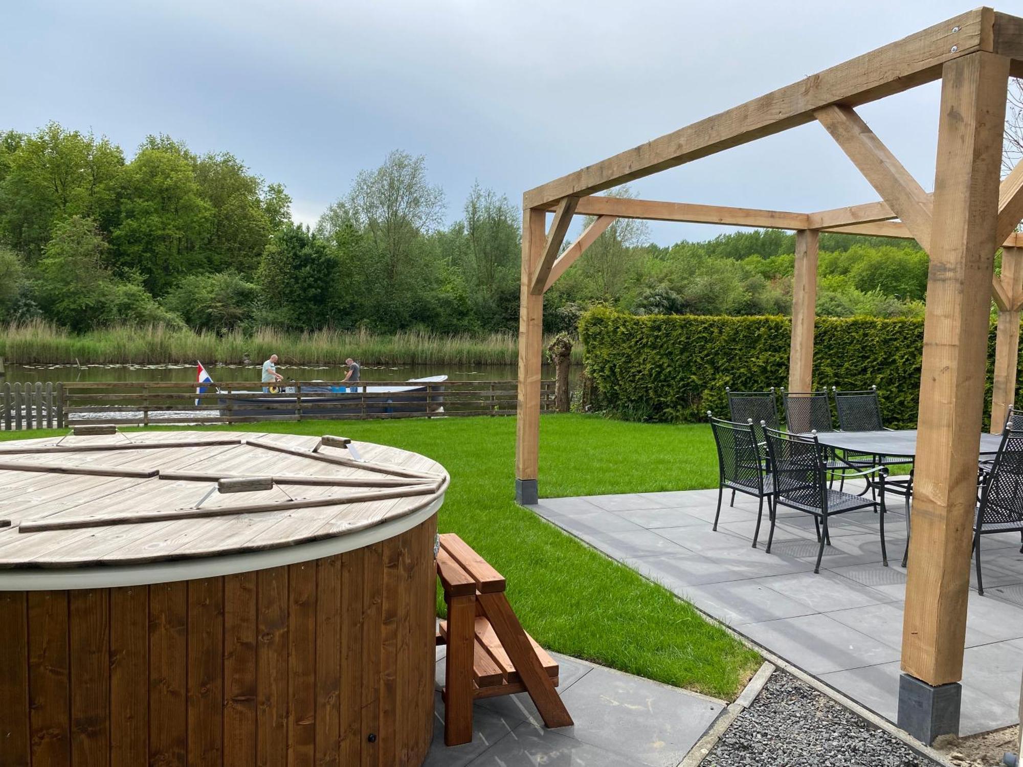 Villa Riverside Met Hottub, Eigen Aanlegsteiger, Zwemtrap, Trampoline En Kano'S زيفولد المظهر الخارجي الصورة