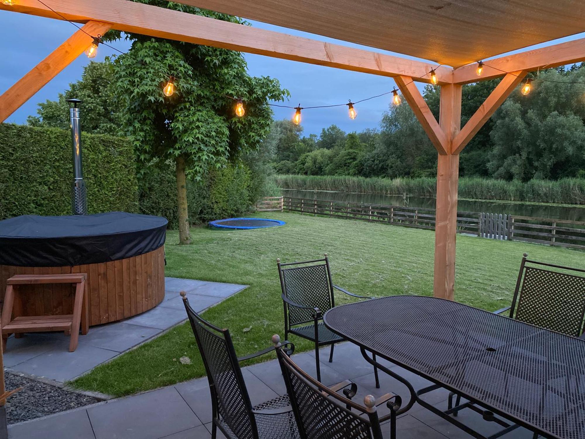 Villa Riverside Met Hottub, Eigen Aanlegsteiger, Zwemtrap, Trampoline En Kano'S زيفولد المظهر الخارجي الصورة